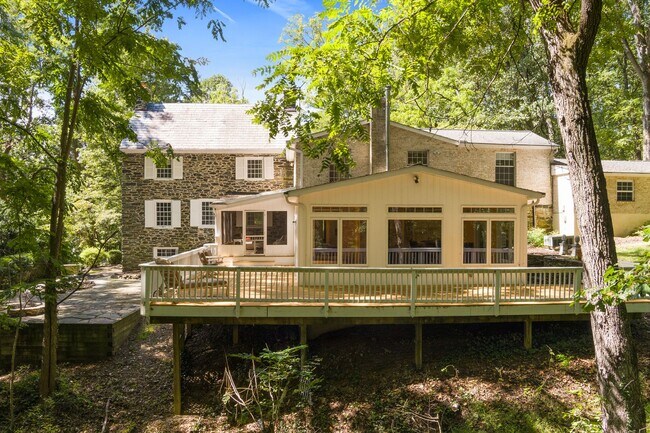 Foto del edificio - Historic 4BR Farmhouse with Modern Comfort...