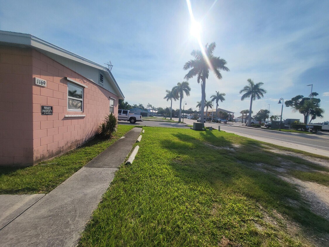 Building Photo - 1169 Seaway Dr