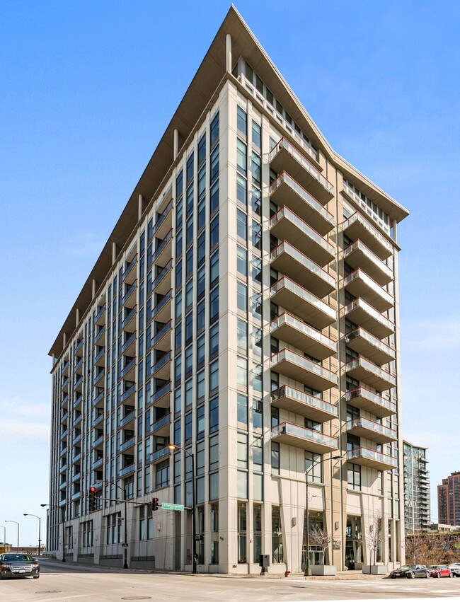 Building Photo - 740 W Fulton St