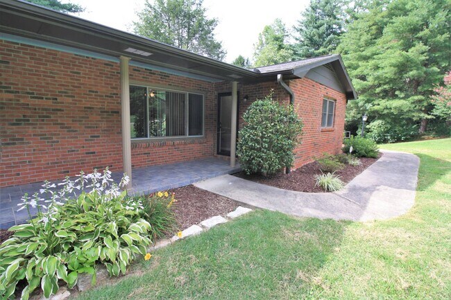 Building Photo - 25 Oakdale Dr