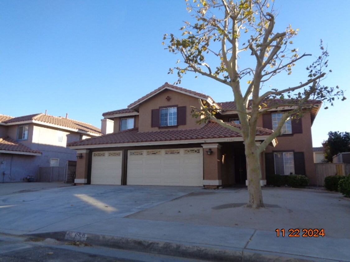 Foto principal - Large 2 Story Home Offering 2365 sq. ft. a...