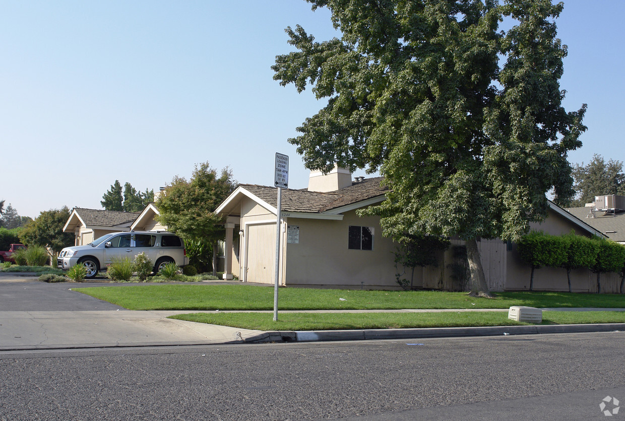 Building Photo - 5236 E Lowe Ave