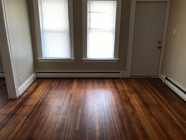 Building Photo - 1st Floor 2 Bedroom Available Immediately