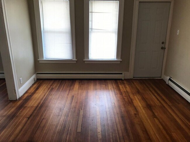 Foto del edificio - 1st Floor 2 Bedroom Available Immediately