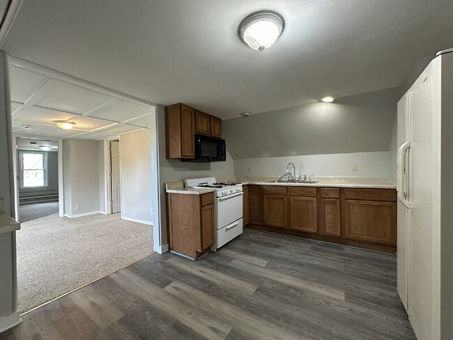 Building Photo - 2122 Elston St