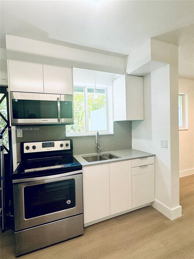 Foto principal - 10824 NE 3rd Ct