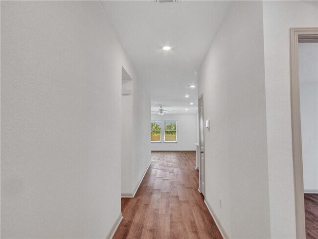 Foto del edificio - 100 Sweetwater Crk Ln