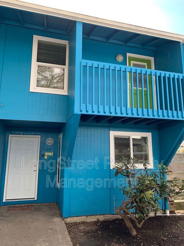 3161 N Shore Dr SE