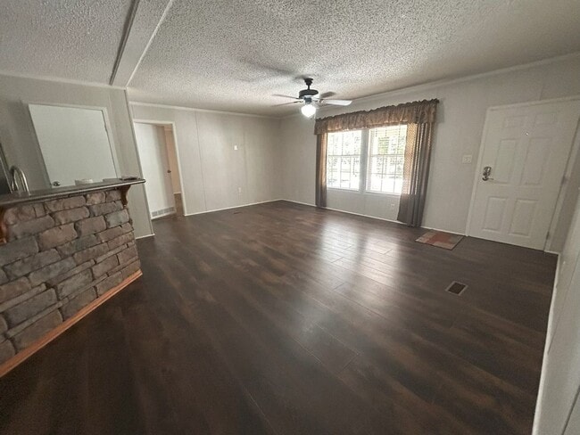 Foto del edificio - Immaculate 4BR Mobile Home in the heart of...