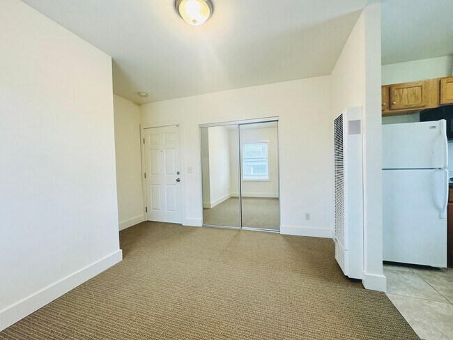 Foto del edificio - STUDIO RIGHT OUTSIDE OF DOWNTOWN! $1,495/m...