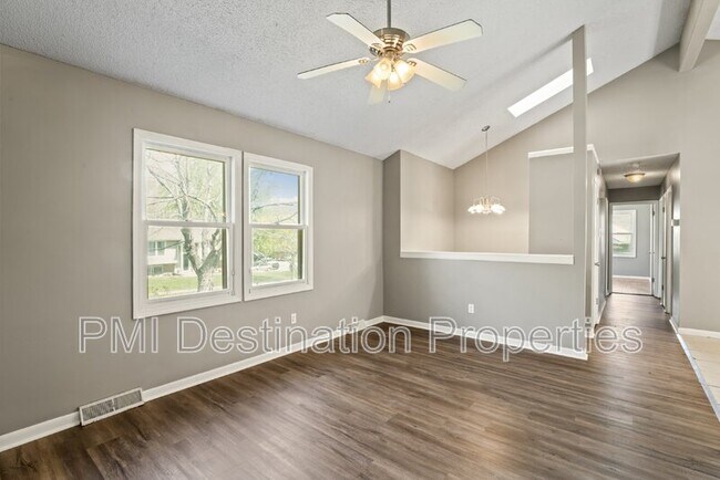 Building Photo - 525 NE Karapat Dr