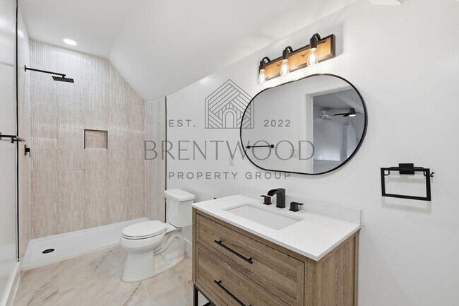 Foto del edificio - Fully Renovated 4bed, 3bath Home with Fenced In Yard