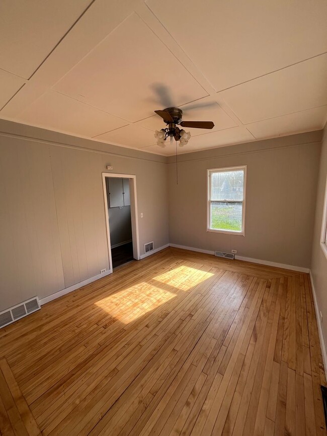 Building Photo - 3 Bedroom 1.5 Bathroom Home