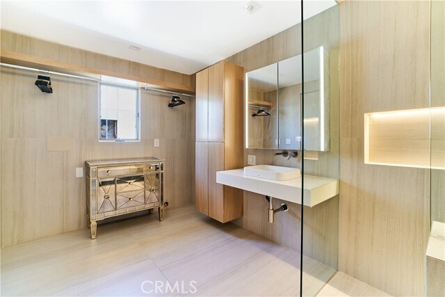 Foto del edificio - 1119 N Crestview Dr