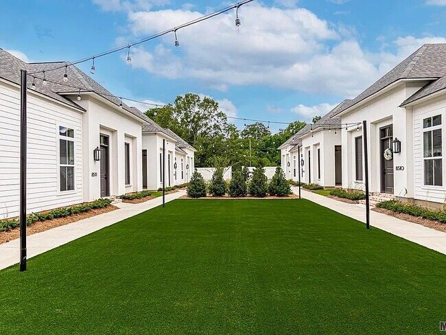 Foto del edificio - 8503 Lillian Mae Ln