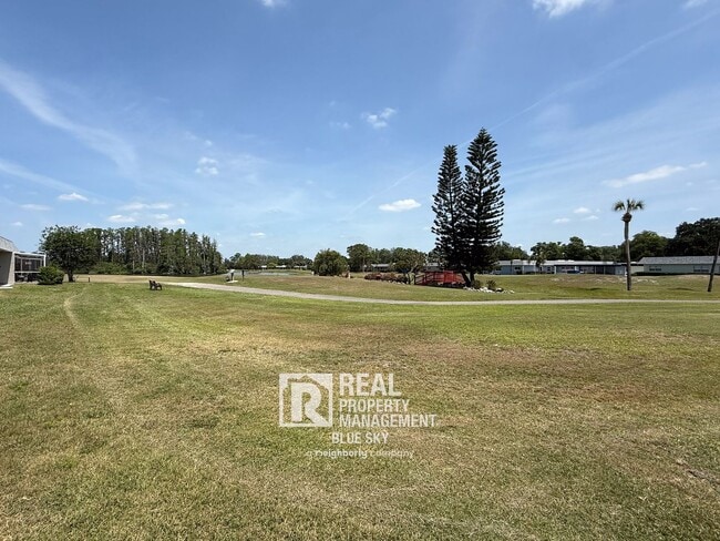 Foto del edificio - 9639 Greenskeeper Dr