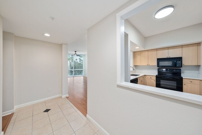 Building Photo - Downtown Orlando One Bedroom with Lake Eola View * * Modernized Waverly Condo
