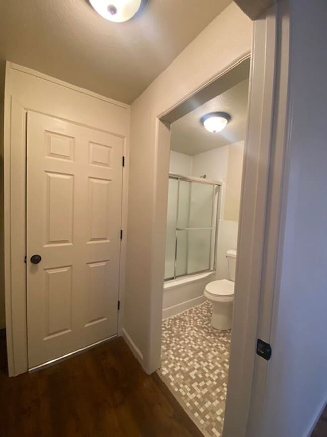 Building Photo - Recently Updated and Conveniently Located ...