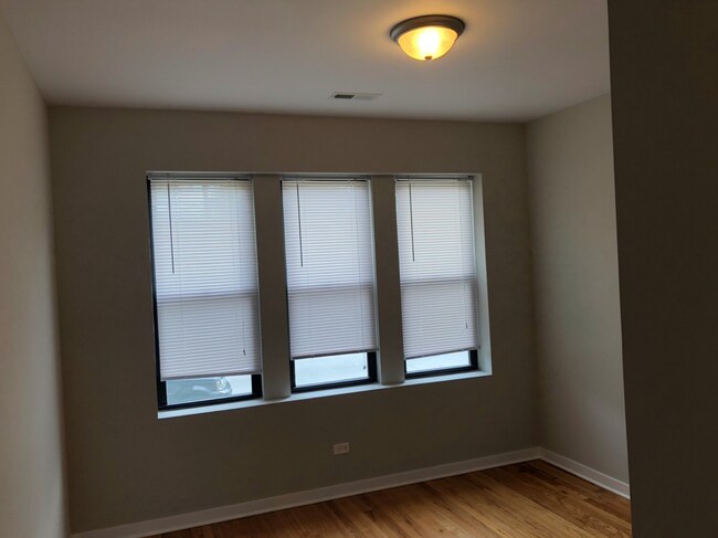 Dormitorios grandes - 2440 W North Shore Ave