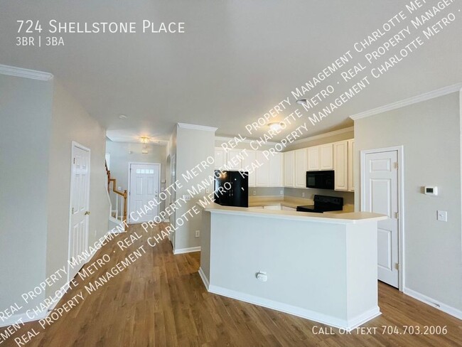 Building Photo - Charming 3 bedoom 2.5 bath town home in th...