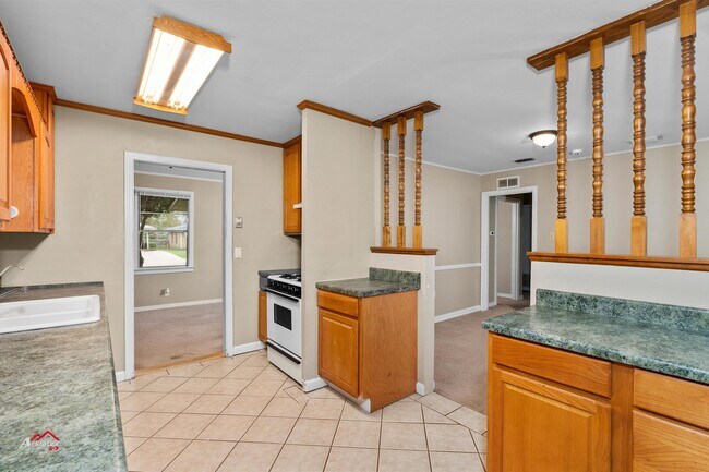 Building Photo - 826 Martha Ln