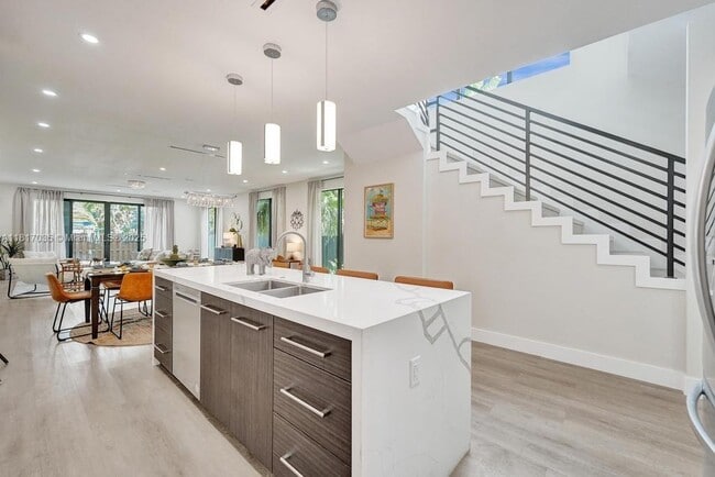 Building Photo - 1101 NE 16th Ter