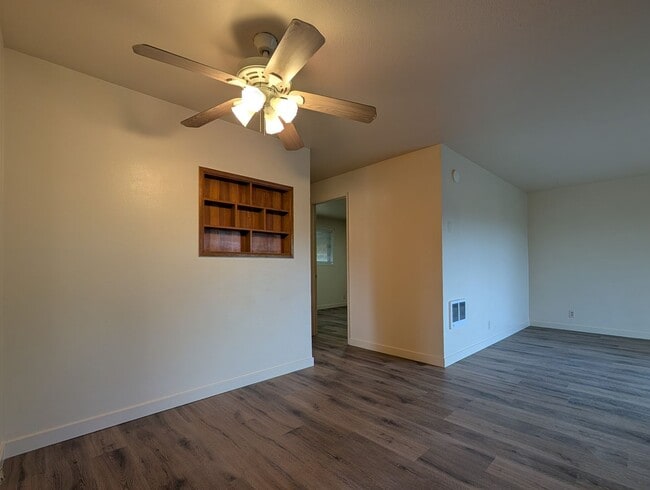 Building Photo - 2-Bedroom, 1-Bath Duplex In The Friendly Street Area In Eugene!