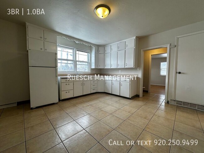 Building Photo - Spacious 3 Bedroom 1 Bath Lower Unit Avail...