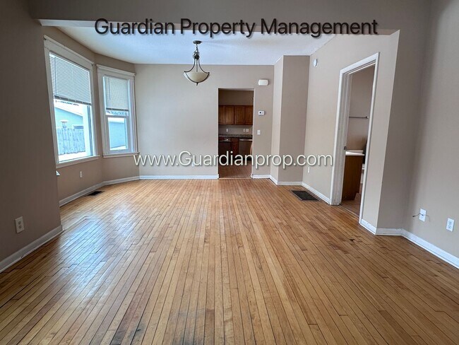 Foto del edificio - Spacious Two Bedroom Single Family Home, Hardwood Floors, W/D, Dishwasher