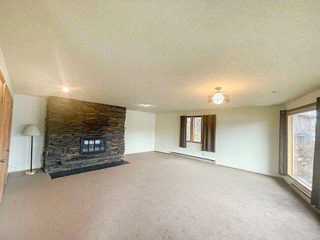 Foto del edificio - One-Bedroom, One-Bathroom Waterfront Home for Rent – $2,800/month