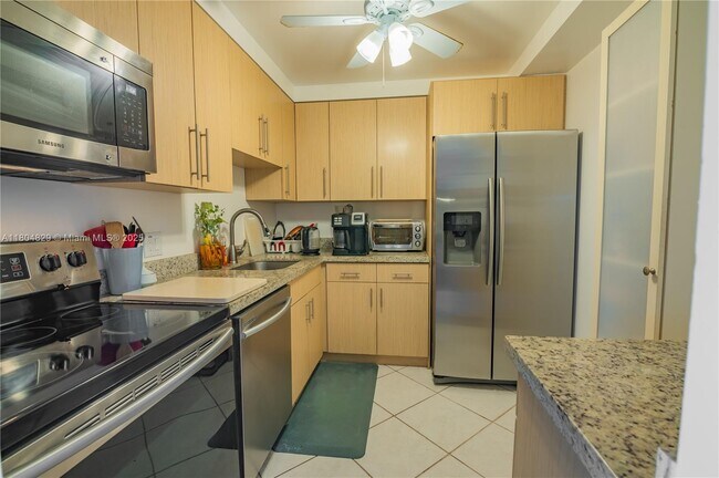 Building Photo - 3675 N Country Club Dr