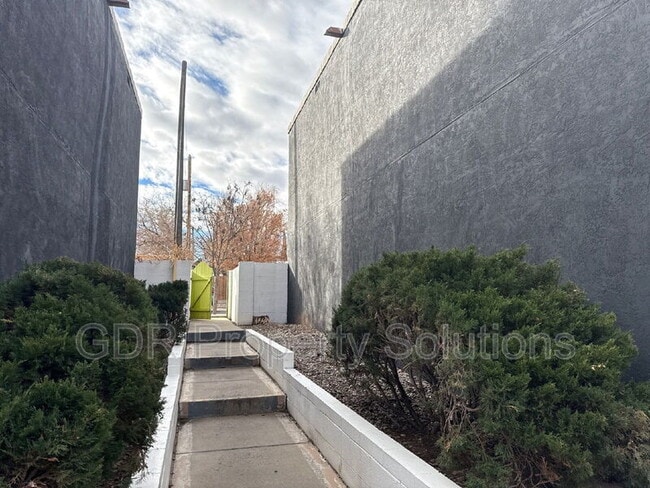 Building Photo - 309 Sierra Dr SE