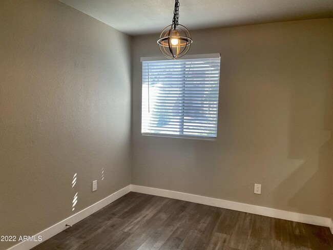 Building Photo - Remodeled 2bedroom 1 bath condo close to e...