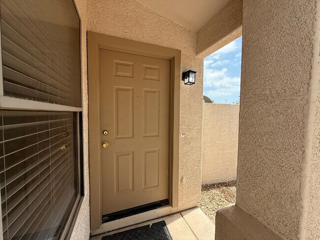 Foto del edificio - Spacious 4-Bedroom Home with Large Backyar...