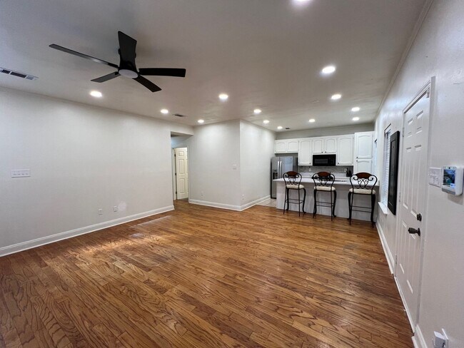 Foto del edificio - CHARMING HOME IN LIVE OAK VILLAGE