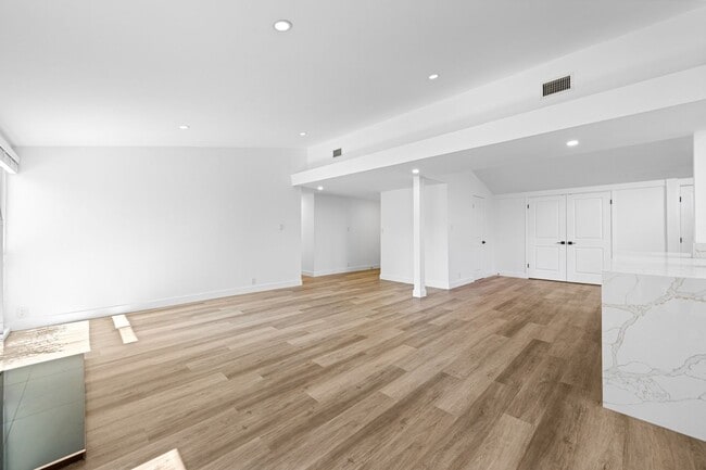 Foto del edificio - 6445 Oakdale Ave