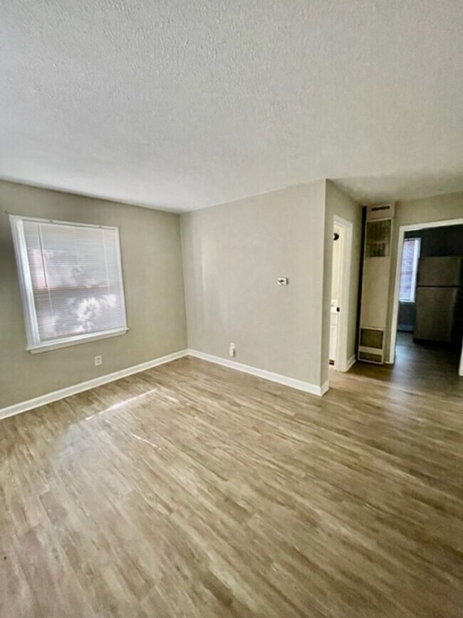 Foto del edificio - This cozy 2 bed 1 bath cottage style brick home is located on a corner lot of E 17th St and N McD...