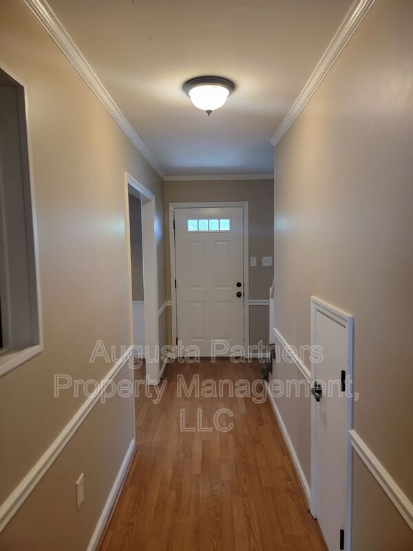 Building Photo - 2309 Creekview Dr