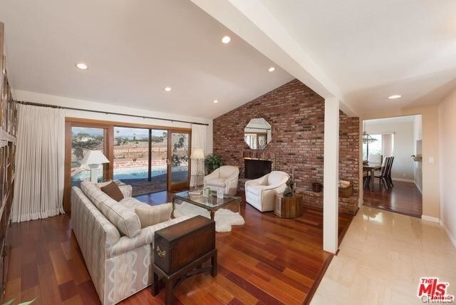 Foto del edificio - 15671 Royal Ridge Rd