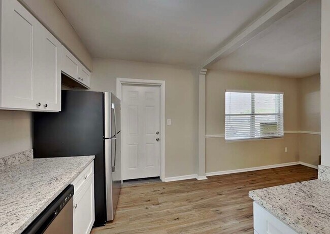 Foto del edificio - 1704 Newton St