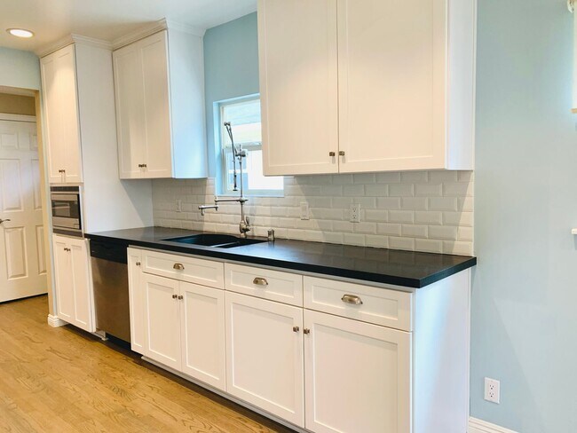 Foto del edificio - Gorgeous 3BD/2BA House in Hillcrest - Available NOW!