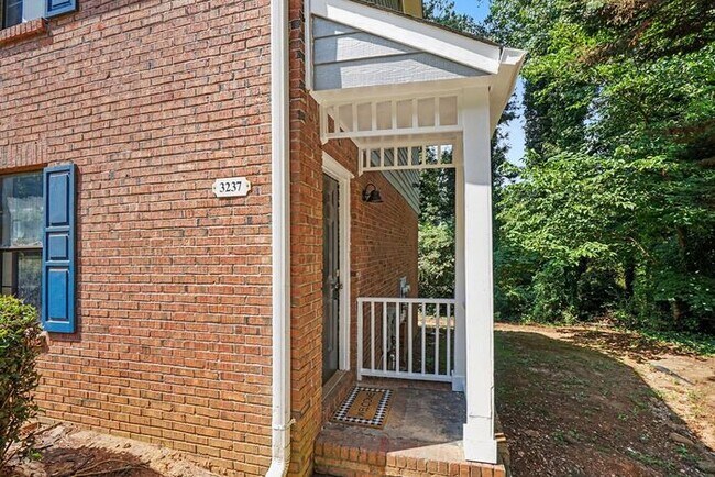 Building Photo - 2BR/1.5BA End Unit Townhome Near Downtown Snellville!