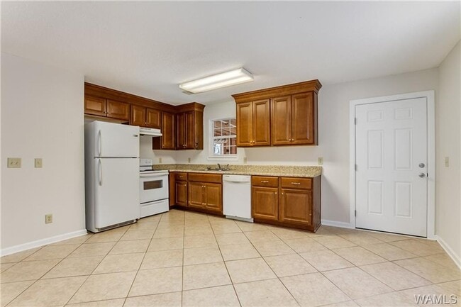 Building Photo - Nice 3 Bed 1.5 Bath Available in July! Cal...