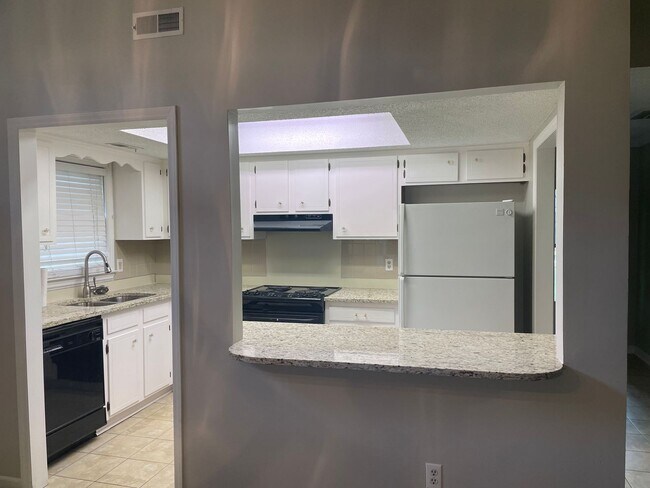 Foto del edificio - Large 1246 SQ FT 1 bed condo off Carmel Rd