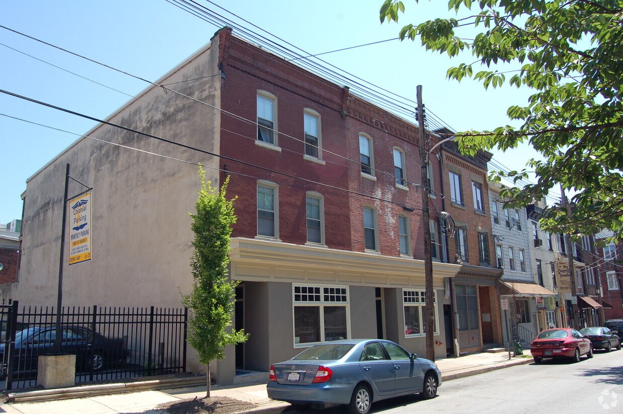 Building Photo - 211-213 W 7th St