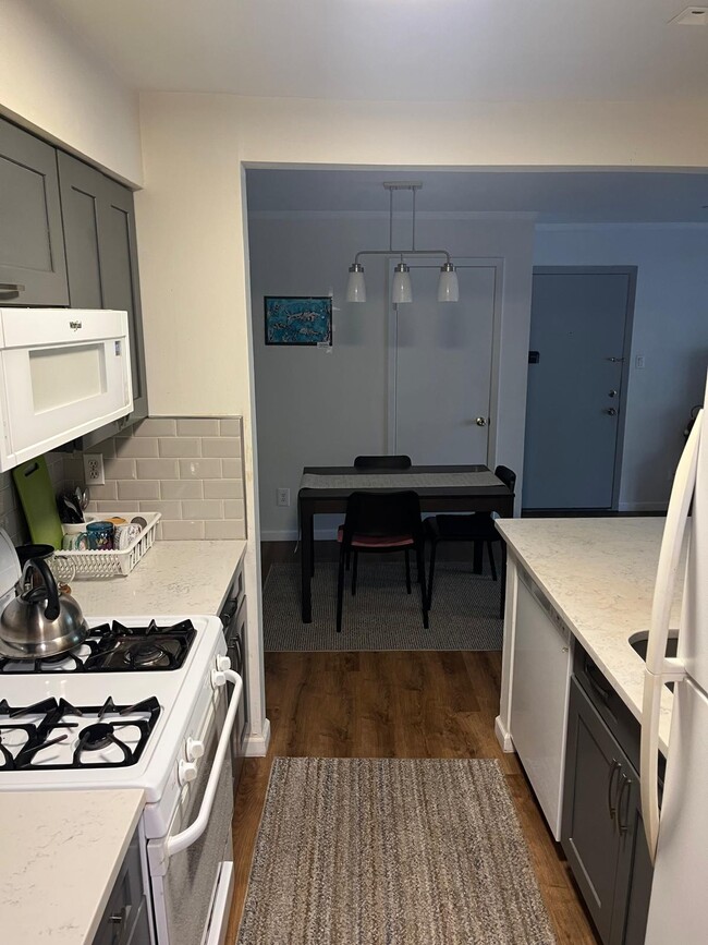 Kitchen - 205 Woodhollow Dr