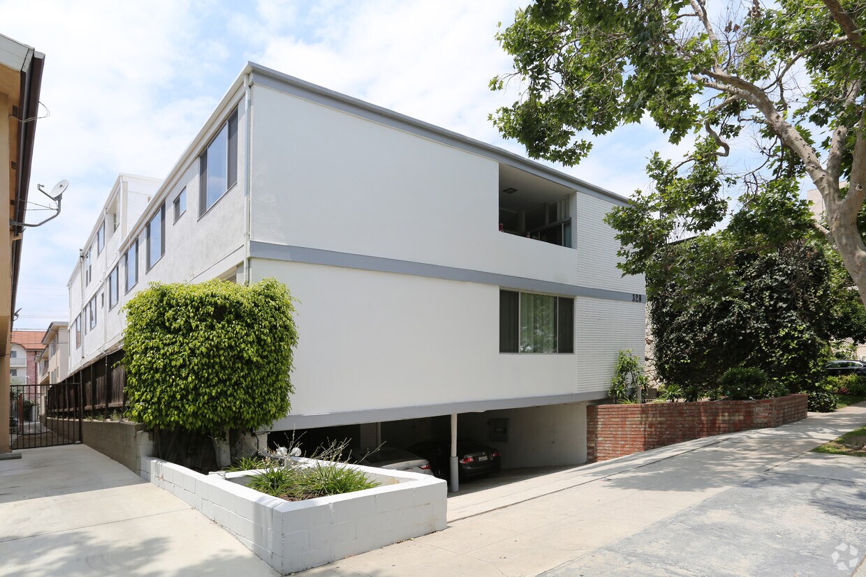 Foto principal - 329 S Rexford Dr