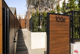 Building Photo - 1006 S Bundy Dr