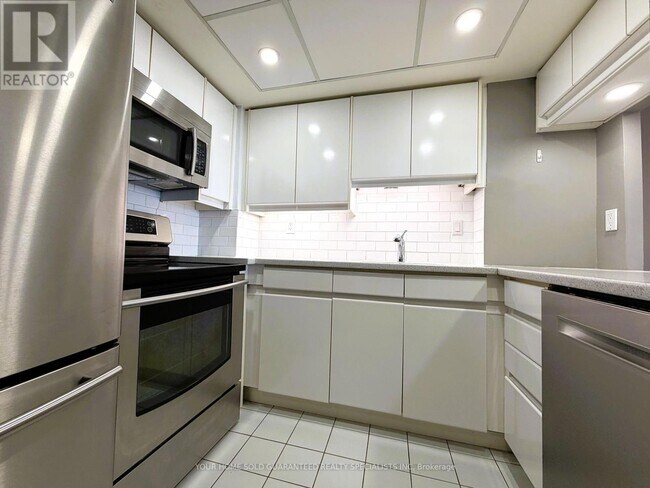 Photo du bâtiment - 7 Broadway Ave