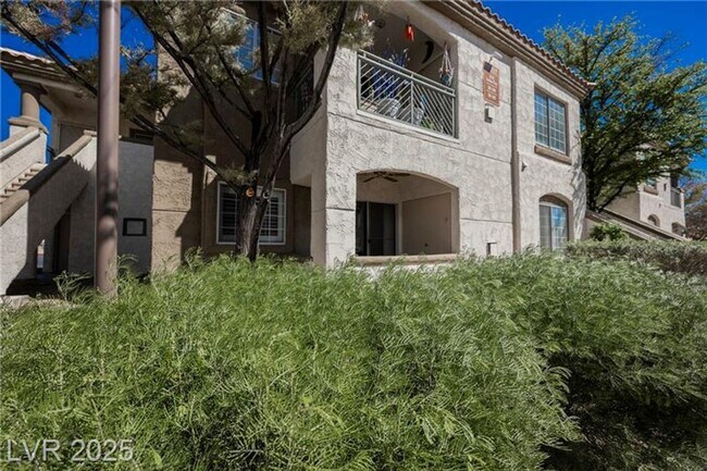 Foto del edificio - Stylish & Updated Condo with 2-Car Garage ...